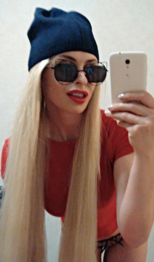 Встречи в авто. Девушка брюнетка ждет встречи с мужчиной . Встречи в авто. Девушка брюнетка ждет встречи с мужчиной .