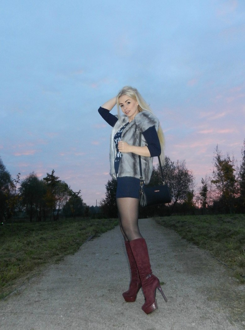 Встречи в авто. Девушка брюнетка ждет встречи с мужчиной . Встречи в авто. Девушка брюнетка ждет встречи с мужчиной .