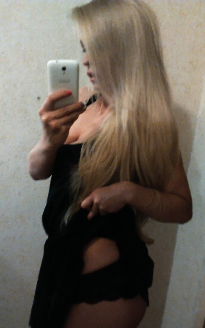 Встречи в авто. Девушка брюнетка ждет встречи с мужчиной . Встречи в авто. Девушка брюнетка ждет встречи с мужчиной .