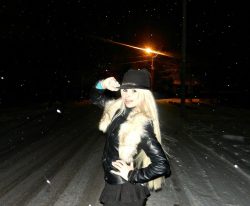 Встречи в авто. Девушка брюнетка ждет встречи с мужчиной . Встречи в авто. Девушка брюнетка ждет встречи с мужчиной .