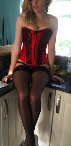 Девушка ищет девушку для ласк в авто вечерами в будни Девушка ищет девушку для ласк в авто вечерами в будни