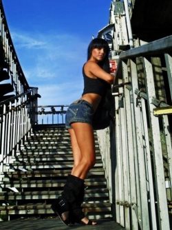 Девушка ищет мужчину . Девушка ищет мужчину .