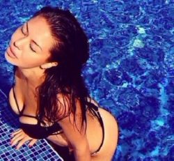 Молодая симпатичная девушка ищет состоятельного мужчину . Молодая симпатичная девушка ищет состоятельного мужчину .